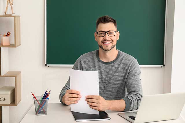 male_teacher_green_board_640px